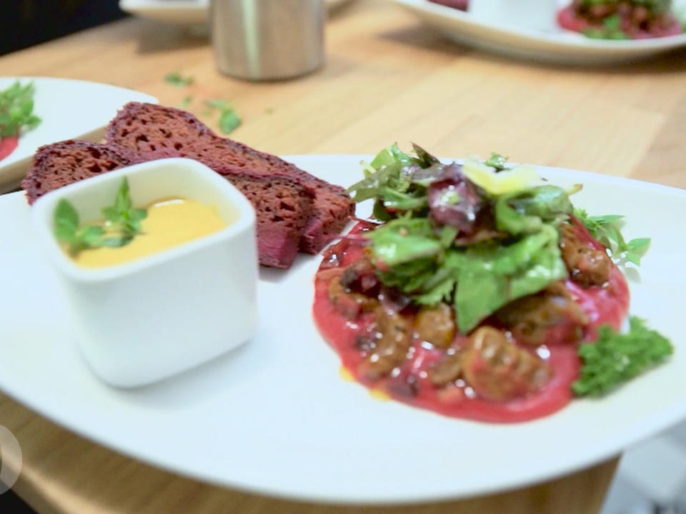 „Wildes Spektakel“ Wilder Herbstsalat mit Kürbisgnocchi auf Himbeer-Prosecco-Mousse