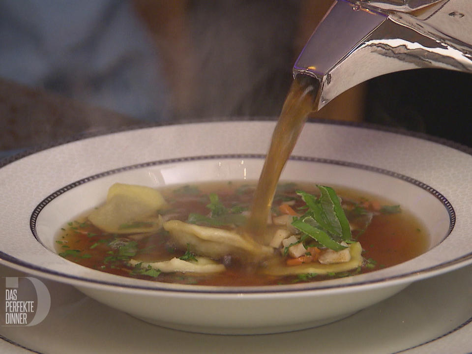 Wild-Consommé  mit selbstgemachten Ravioli