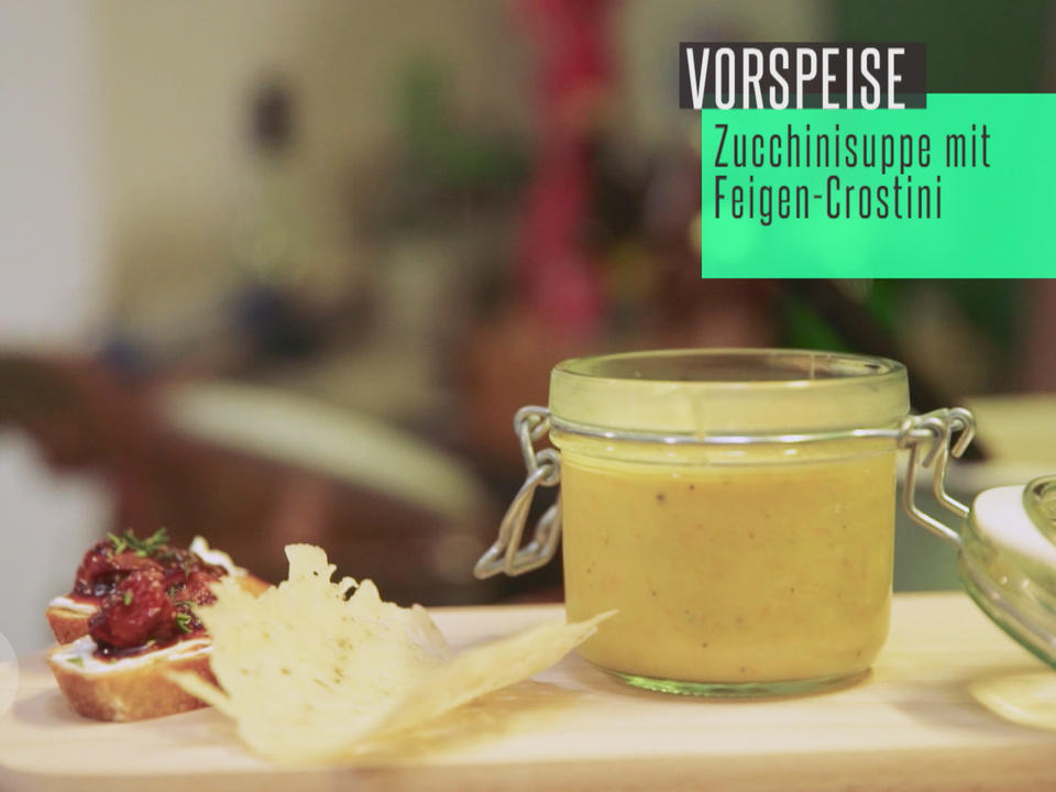 Beschwipstes Süppchen von der gelben Zucchini, Feigencrostini und Parmesanhippe