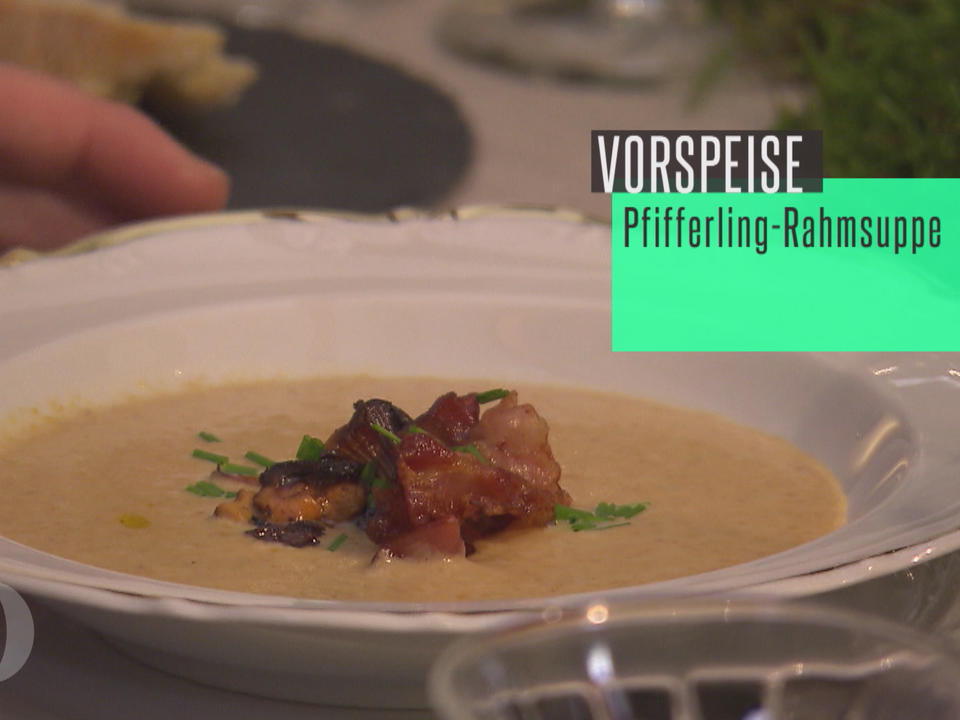 Pfifferling-Creme-Suppe mit frischem Baguette