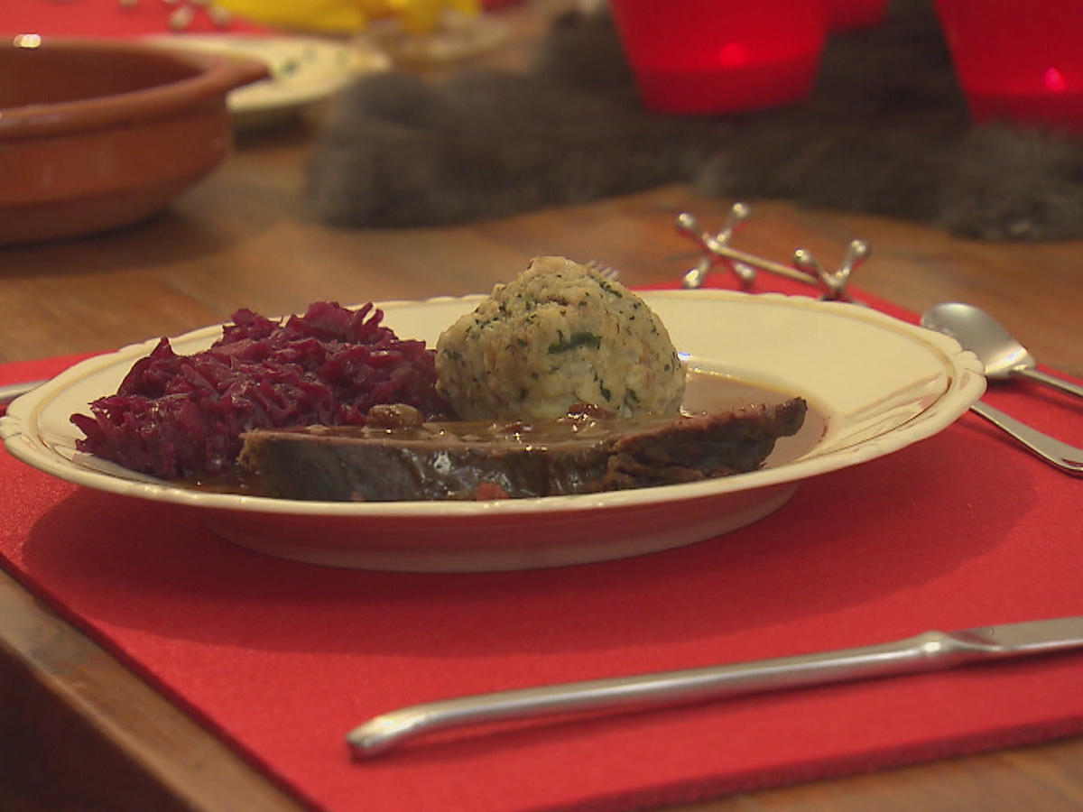 Das perfekte Dinner Rezepte - Pferdesauerbraten mit Rotkohl und Klößen