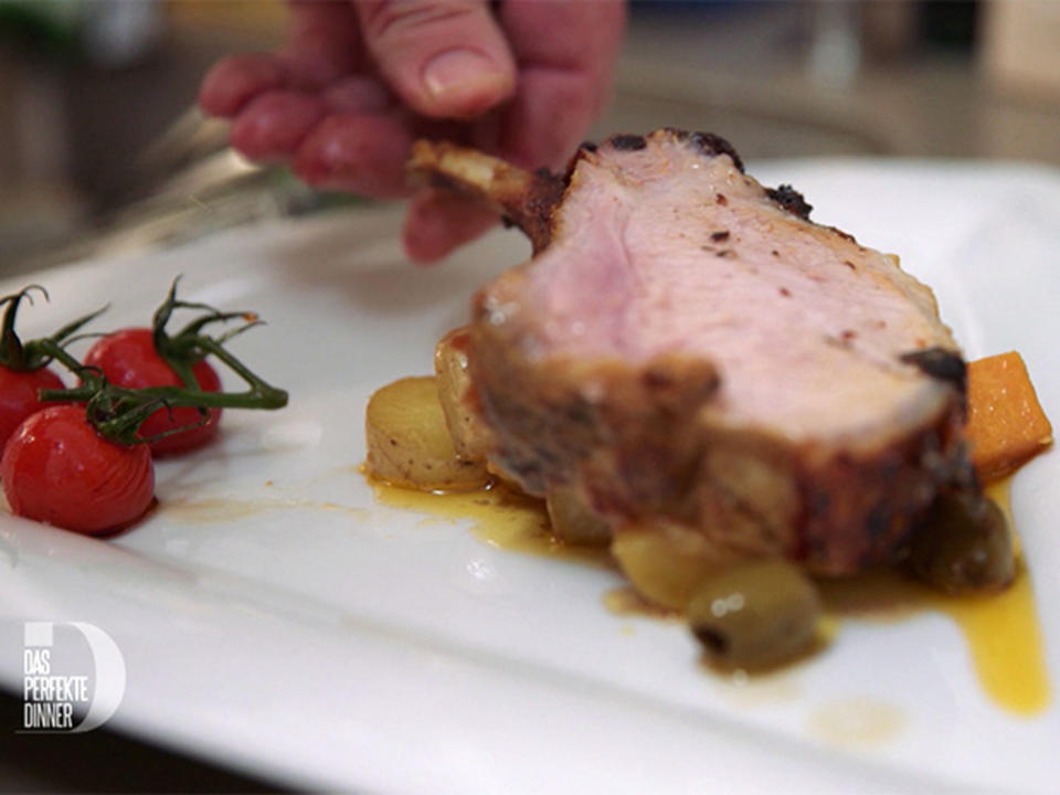 Karree vom Ibérico-Schwein auf Kartoffelgemüse mit Ei-Soße und Antipasti-Möhren