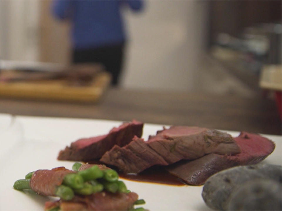 Wildschweinfilet mit kanarischen Trüffelkartoffeln und Prinzessbohnen in Ibéricoschinken