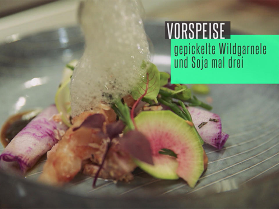 Tataki vom Gelbflossen Thunfisch, gepickelte Wildgarnele, Soja mal 3, Radieschen