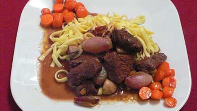 Das perfekte Dinner Rezepte - Boeuf Bourguignon auf Nudelbett mit ...