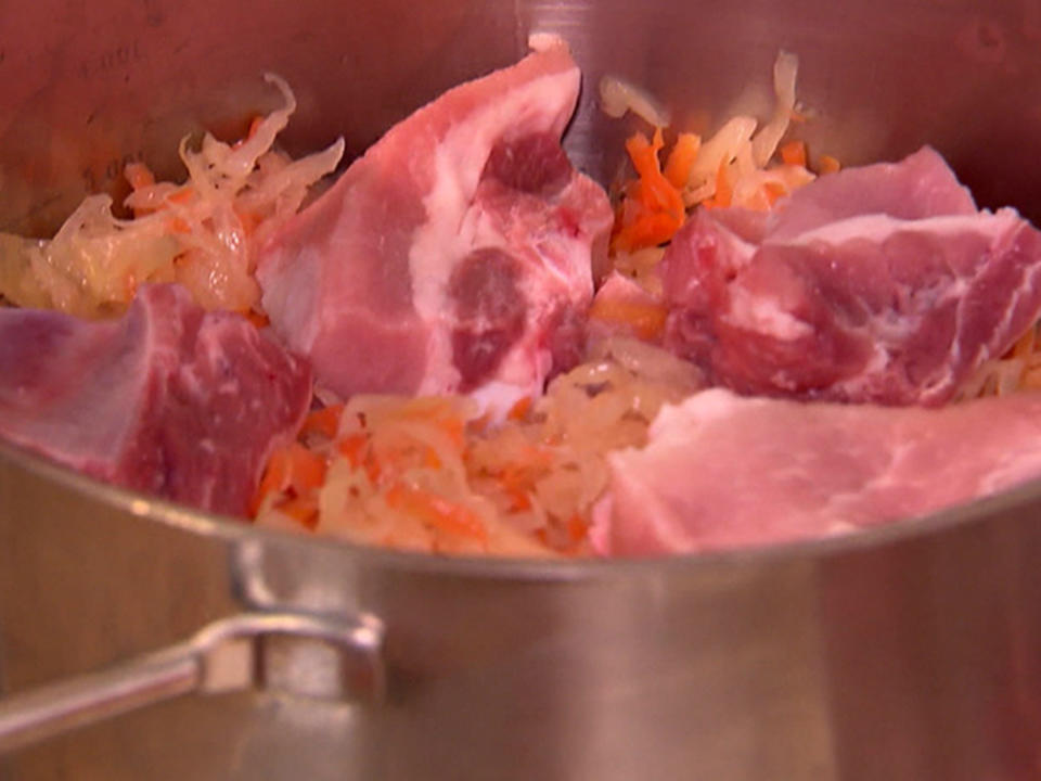 Sauerkraut mit dicker Rippe und Kartoffelpüree, dazu Beilagensalate