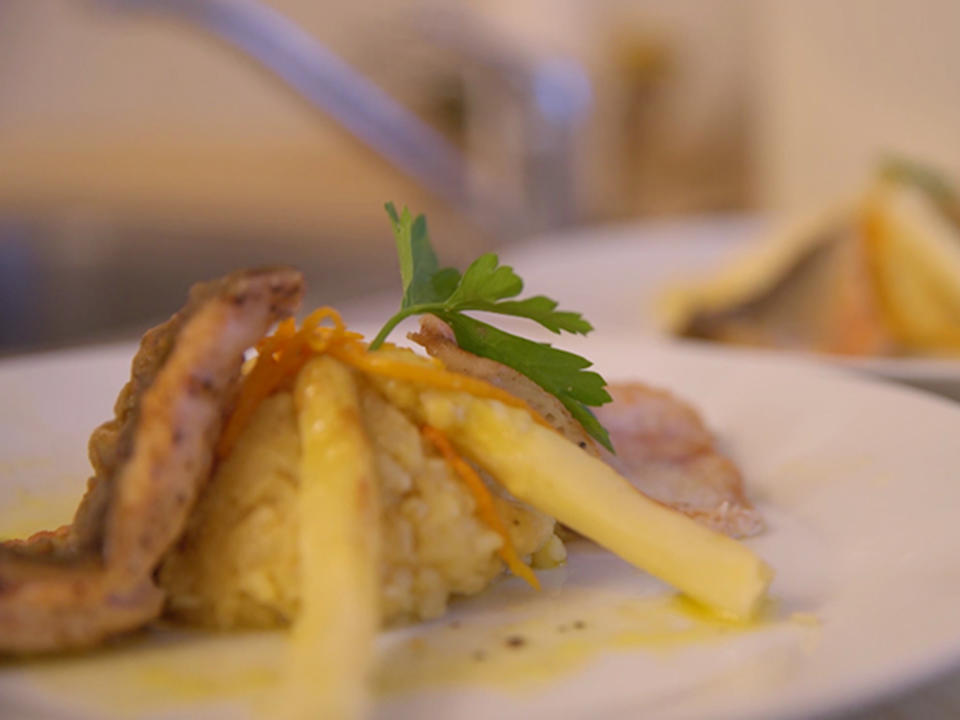 Zweierlei vom Fisch mit Safran Risotto und Orangenspargel