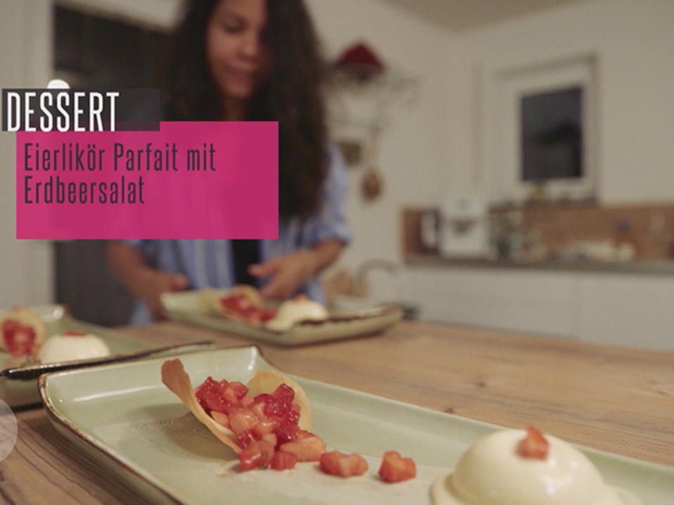 Eierlikörparfait mit Erdbeer-Rosmarin-Salat in der Hippe