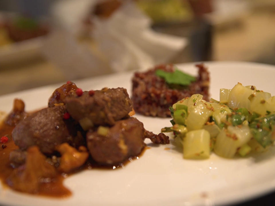 Reh asiatisch mit Pfifferlingen, Pak Choi und rotem Reis