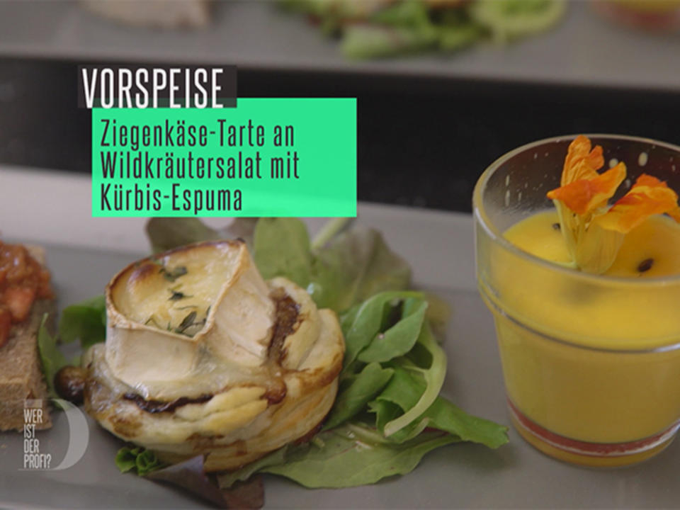 Ziegenkästarte an Wildkräutersalat und Kürbisespuma