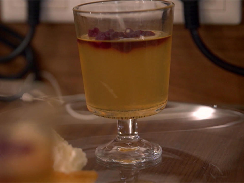 „Von den heimischen Streuobstwiesen“: Apfelwein-Gelee mit Schmandeis und Krokant