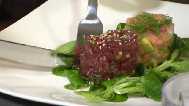 Das perfekte Dinner Rezepte - Thunfisch- und Lachstatar auf einem ...