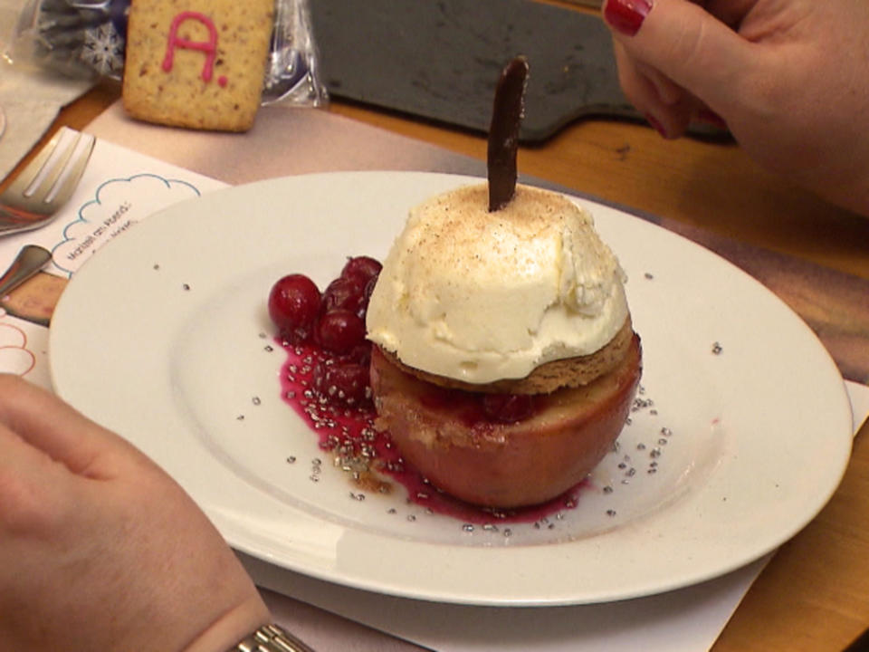 Bratapfel mit Schmandcreme und Cranberrysauce
