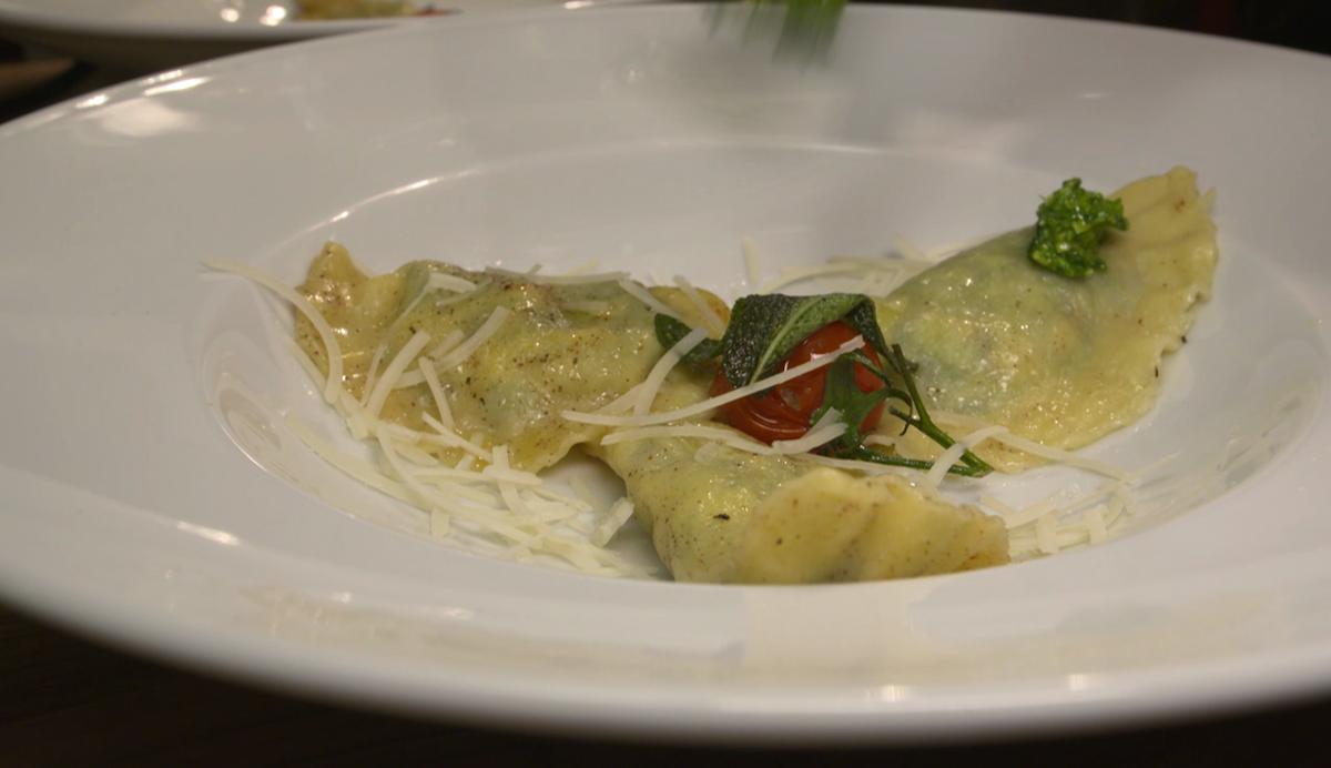 Das Perfekte Dinner Rezepte Hausgemachte Ravioli Mit Spinat Ricotta Fullung In Salbeibutter