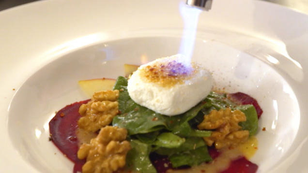 Das Perfekte Dinner Rezepte Rote Bete Apfel Carpaccio Mit Ziegenkase Und Karamellisierten Walnussen