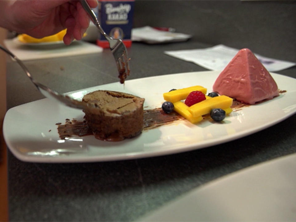 Himbeerparfait mit Golfplatzminze und Haselnuss-Nougat-Praline