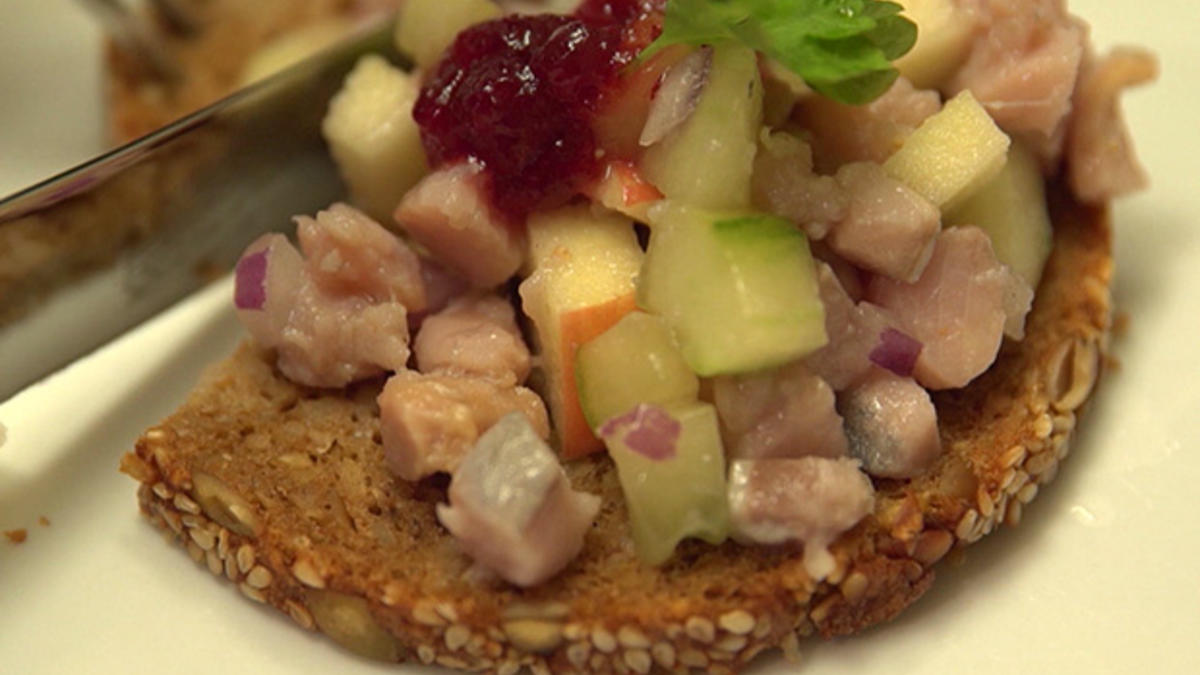 Das perfekte Dinner Rezepte - Matjestatar auf Pollerbrot mit einem ...