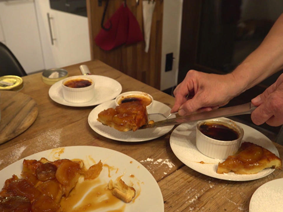 Französisches Ensemble: Crème brûlée und Tarte Tatin au caramel au beurre salé