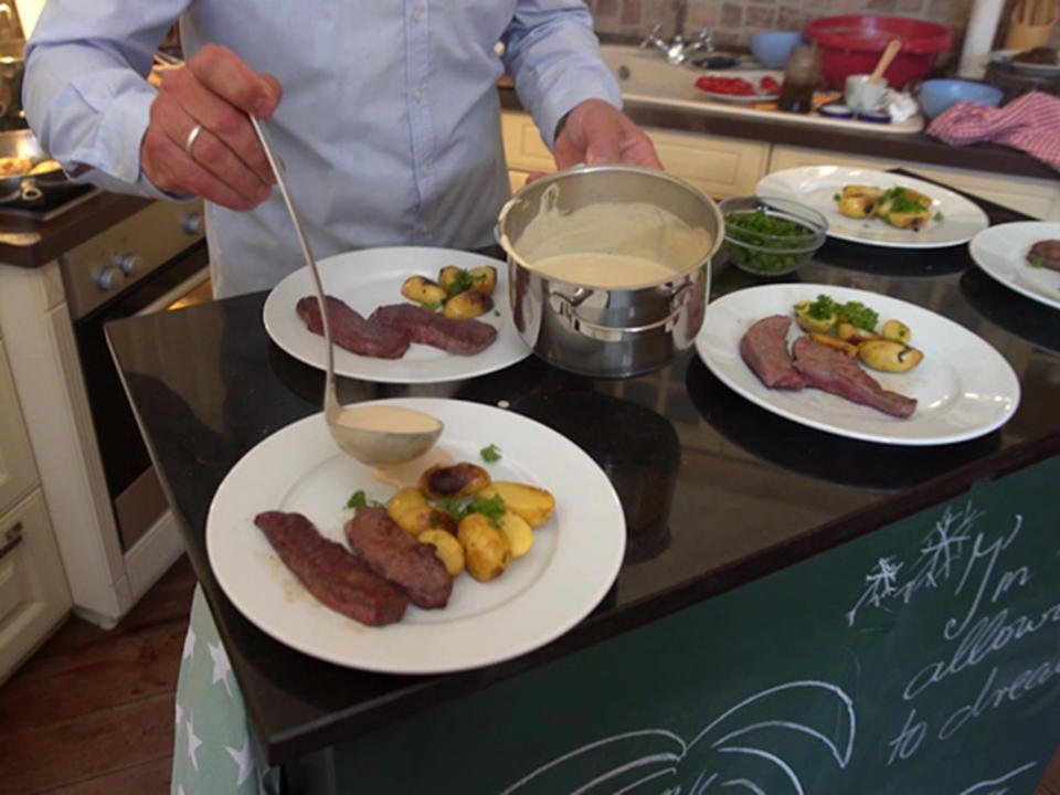 Rindersteak in Streifen mit Petersilienkartoffeln, Blumenkohl-Rosen und Möhren