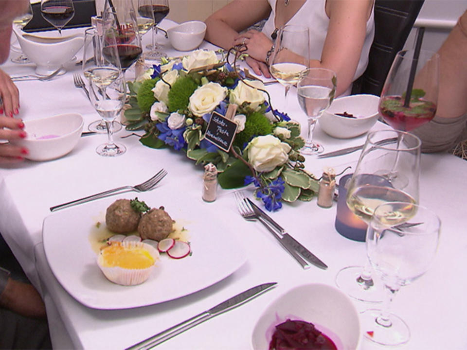 Königsberger Klopse deluxe mit Kartoffelgratin-Muffins und eingelegter Rote Bete