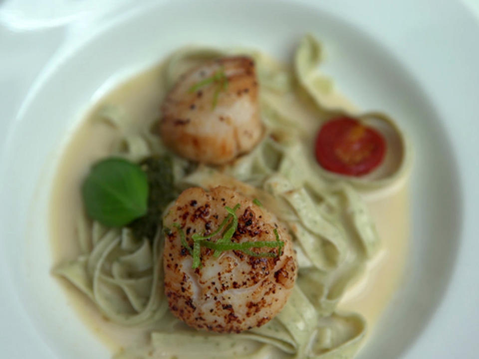 Jakobsmuscheln mit hausgemachten Fettuccine auf Rieslingsauce