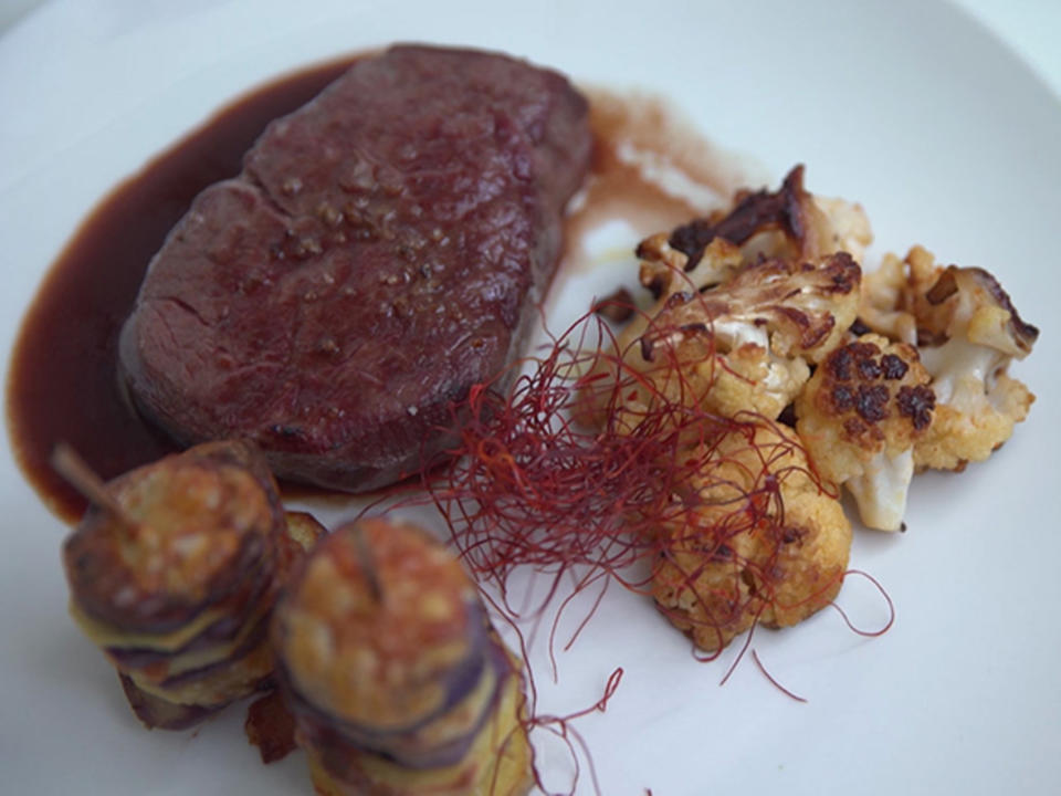 Rinderfilet gebeeft auf Rotweinsauce mit Grillblumenkohl und Kartoffeltürmchen