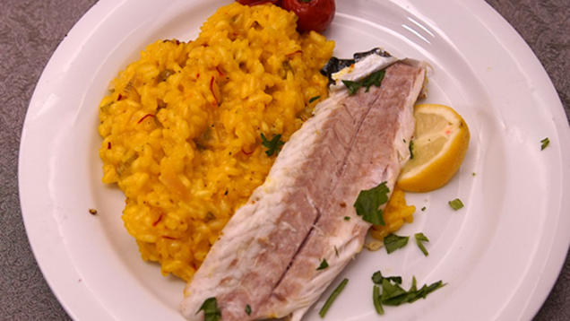 Das Perfekte Dinner Rezepte Safran Peperoncino Orangenrisotto Und Loup De Mer Mit Salbeicrunch