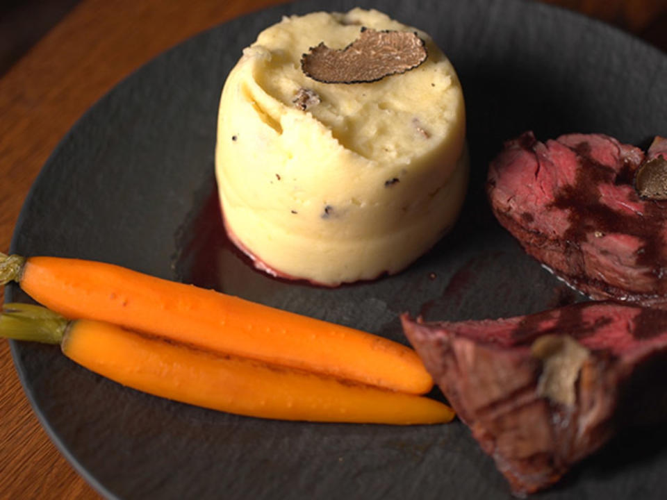 Rinderfilet mit getrüffeltem Kartoffelpüree und Honigmöhrchen