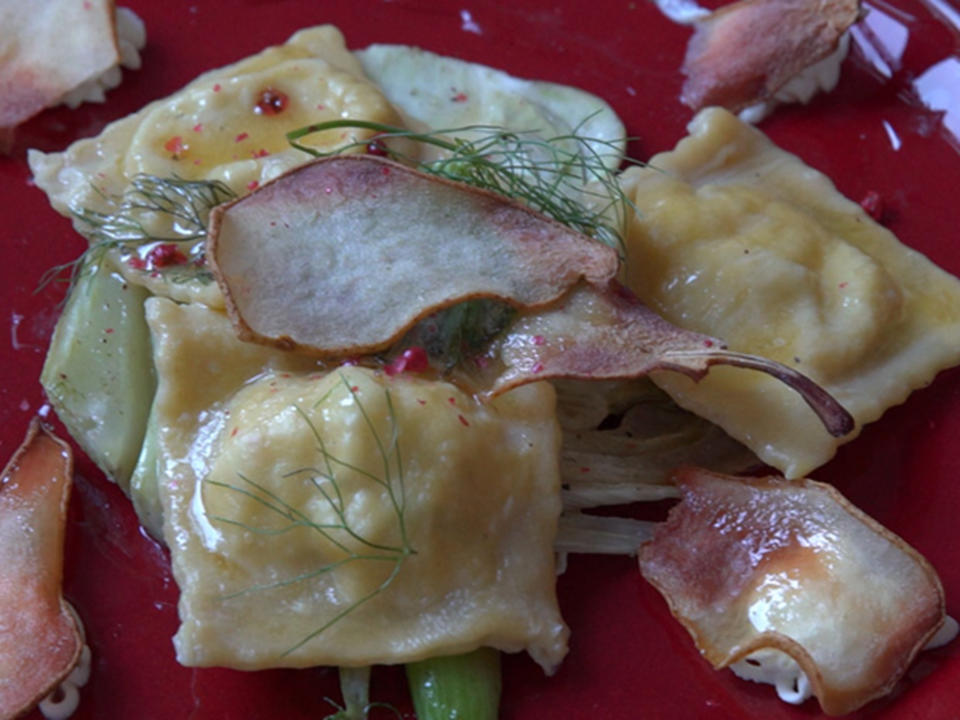 Ravioli gefüllt mit Ziegenkäse und Birne auf Fenchel-Gemüse