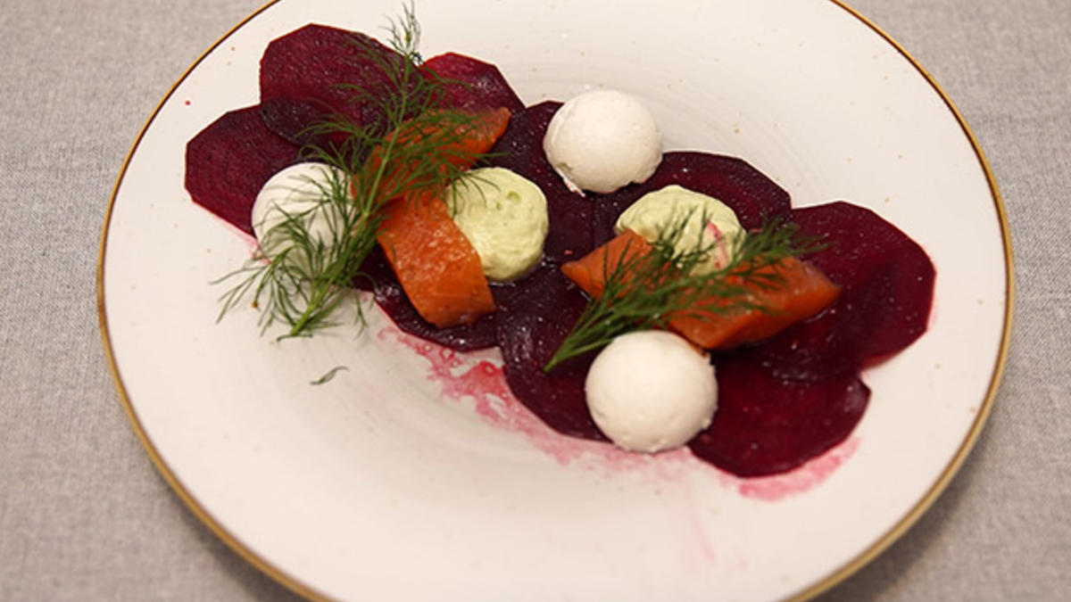 Das perfekte Dinner Rezepte - Selbst gebeizte Lachsforelle auf Rote ...
