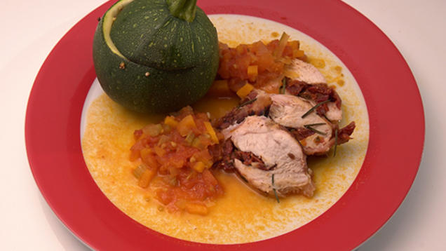 Das Perfekte Dinner Rezepte Mediterranes Hahnchen Mit Gefullter Zucchini An Tomatensugo