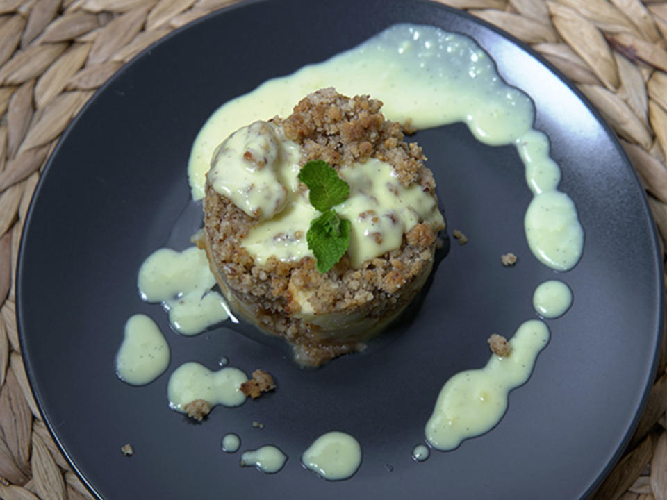 Apple Crumble mit cremiger Vanillesoße