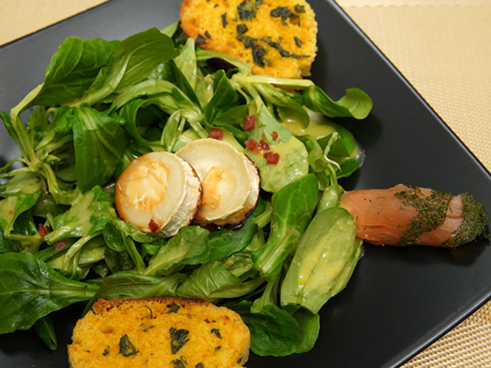 Ziegenkäse auf Feldsalat mit Orangen-Vinaigrette, dazu Lachs und Orangen-Ciabatta
