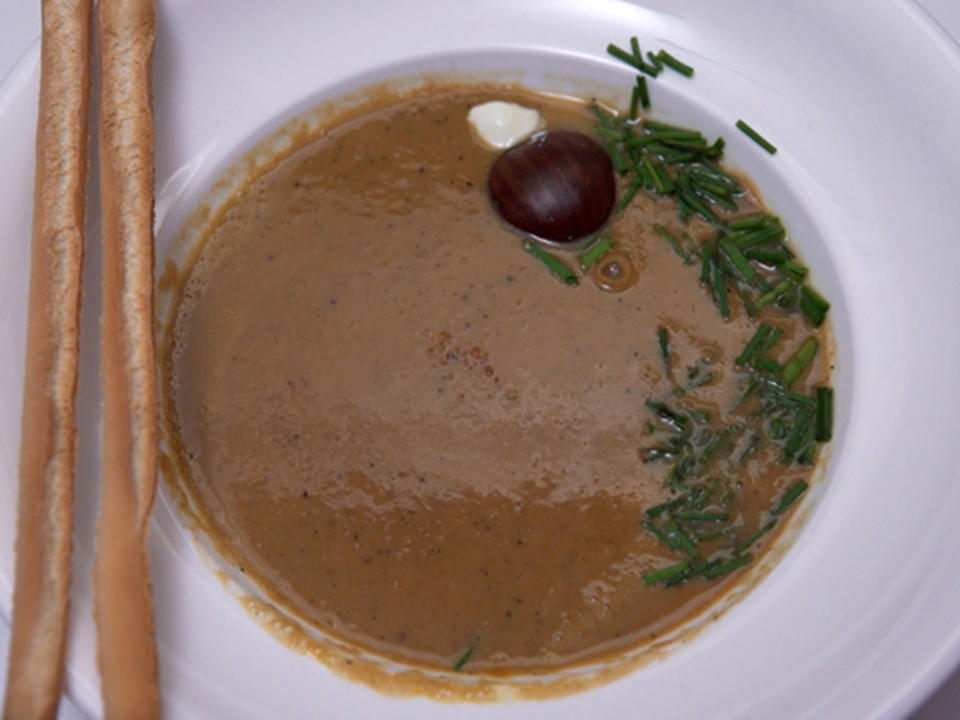 Cremige Maronensuppe mit einem Schuss Weißwein