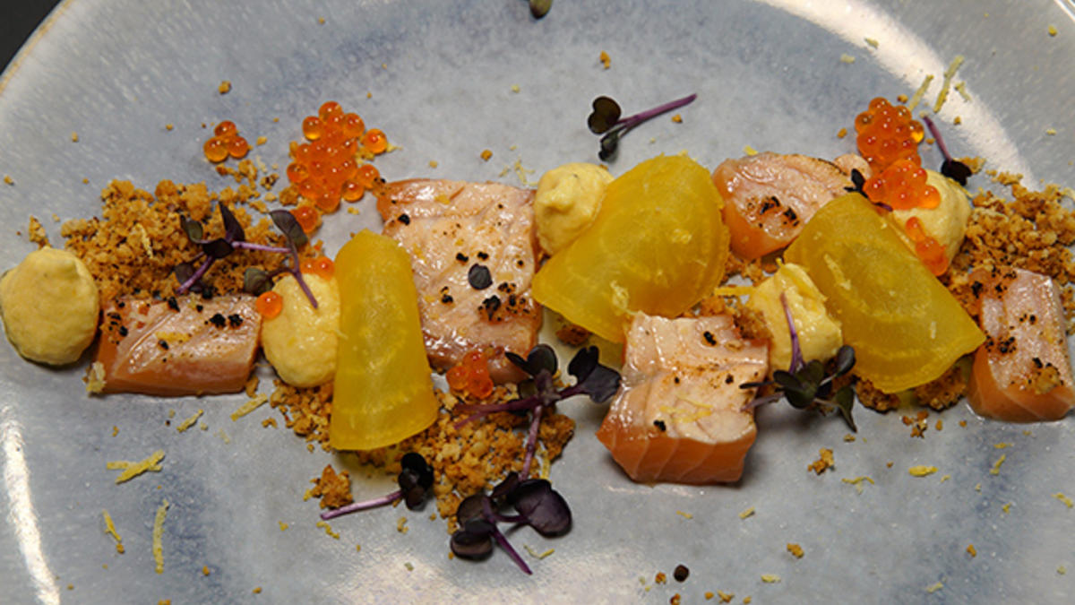 Das perfekte Dinner Rezepte - Geflämmter Lachs mit Gelber-Bete-Creme ...