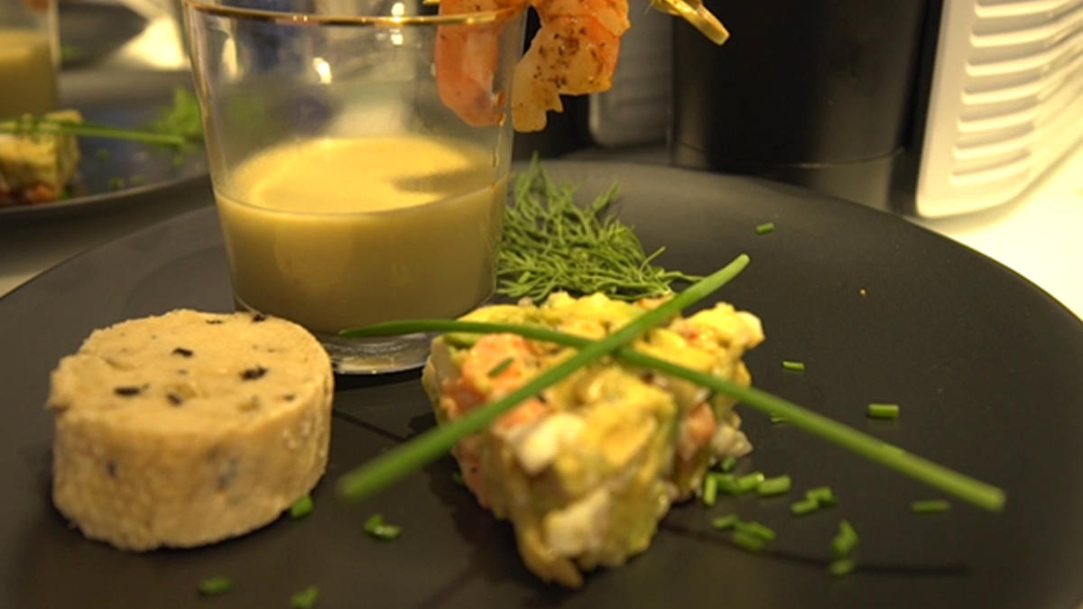 Das perfekte Dinner Rezepte - Fisch Tatar mit Avocado-Kokos-Süppchen
