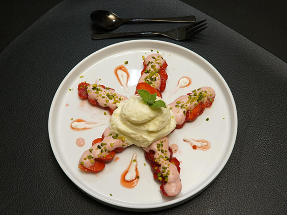Mousse von weißer Schokolade an Erdbeercarpaccio mir Sauce a la Romanoff