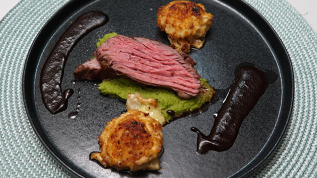 Rezept: Flap Steak auf Erbsen-Minz-Püree mit Kartoffelgratin-Muffins