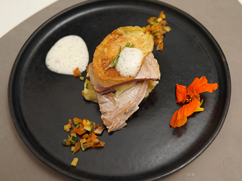 Thunfisch mit Ratatouille, Kartoffelpüree & Rosmarinschaum
