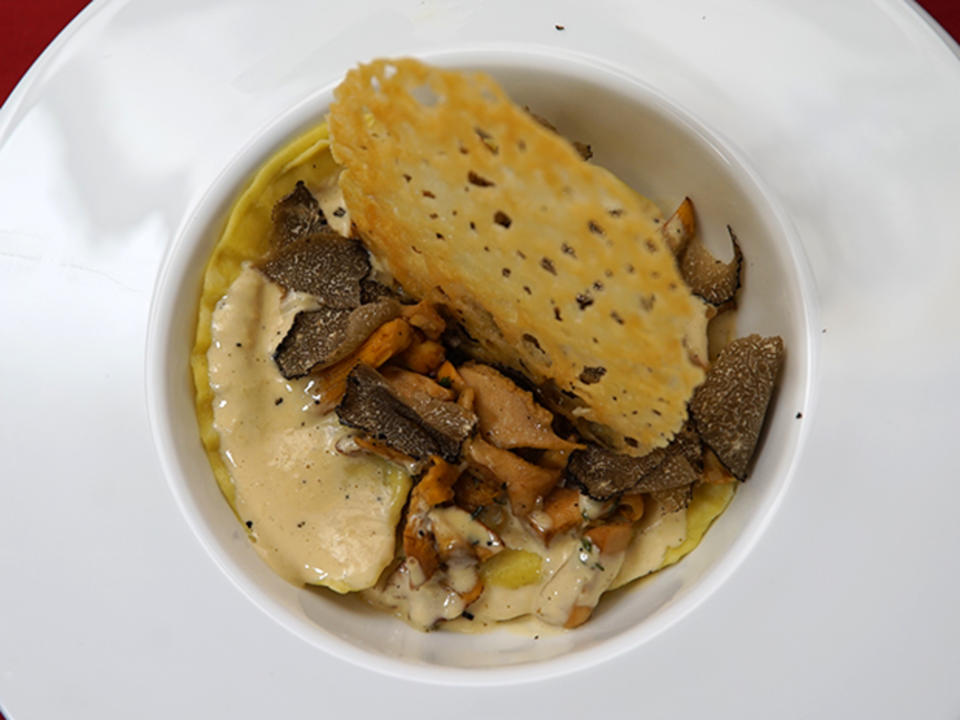 Ravioli mit Pinienkernen an Pfifferlingen und Trüffelschaum