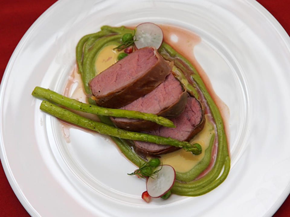 Saltimbocca mit Safransauce an Erbspüree und Babyspargel