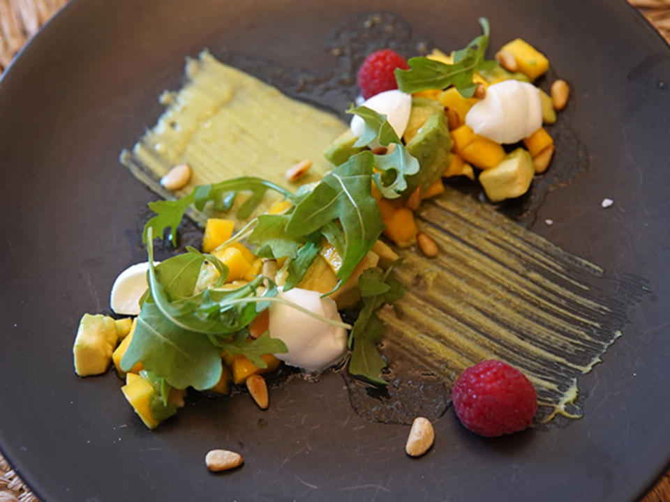 Fruchtiges Durcheinander mit Büffelmozzarella