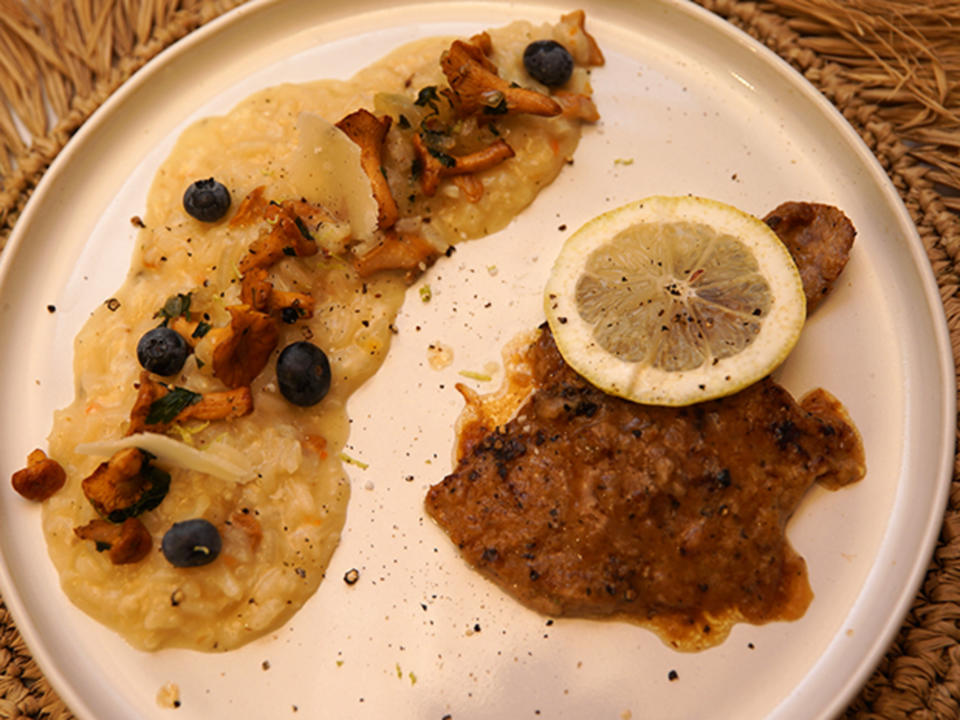 Scaloppine al Limone an Pfifferling-Risotto mit Heidelbeeren