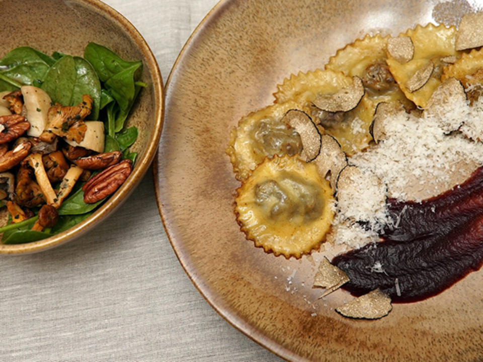 Getrüffelte Ravioli mit Rehfüllung und Cranberry-Sauce dazu saisonalen Pilzsalat