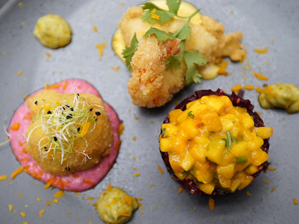 Rote Bete mit frittiertem Blumenkohl und Scampi