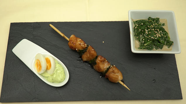 Rezept: Gomaee (Japanischer Spinatsalat) mit Yakitori und Wasabimayonaise
