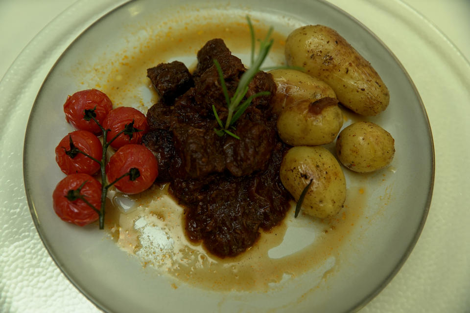 Duett aus Ungarisch angerichtetem Weidering mit Erdäpfeln