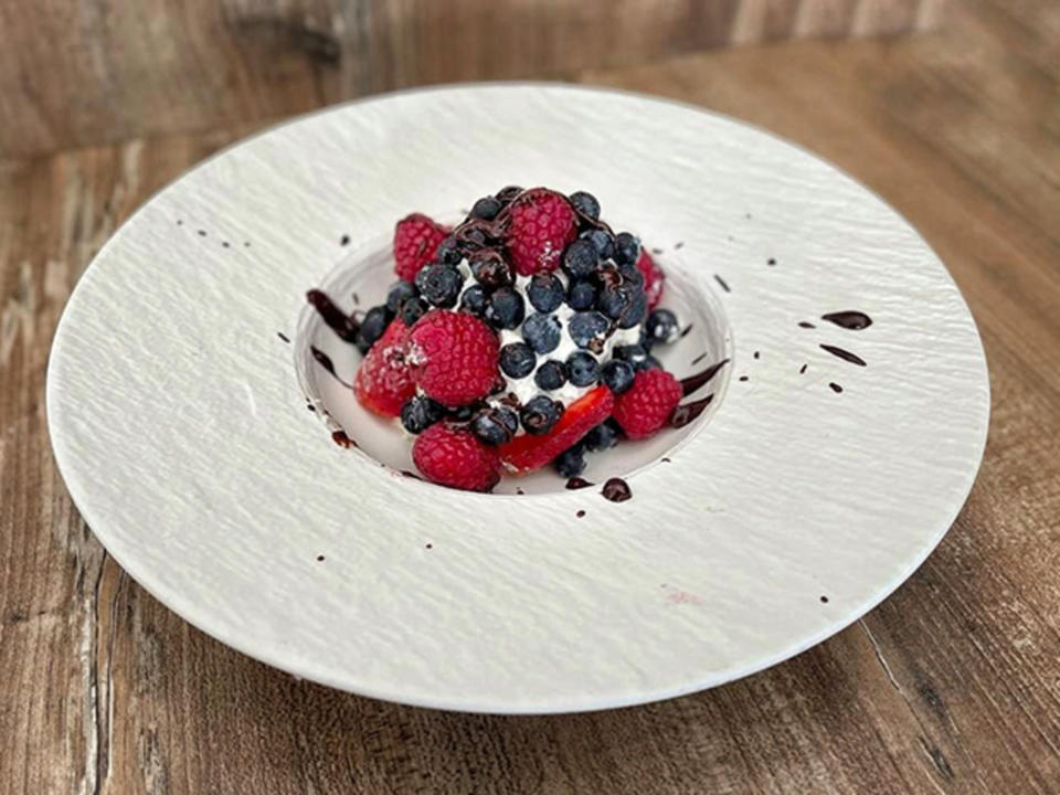 Deutschland grillt den Henssler Rezepte - Crèmetörtchen mit Beeren und ...