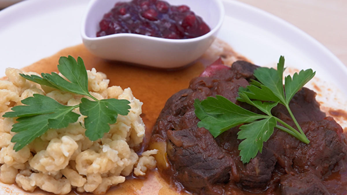 Das perfekte Dinner Rezepte - Rotweingulasch, Spätzle und Feldsalat mit ...