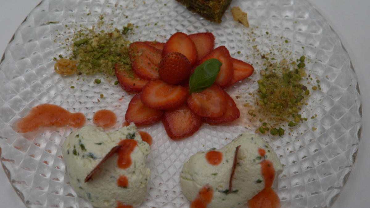 Das perfekte Dinner Rezepte - Erdbeercarpaccio mit Basilikum-Limetten ...